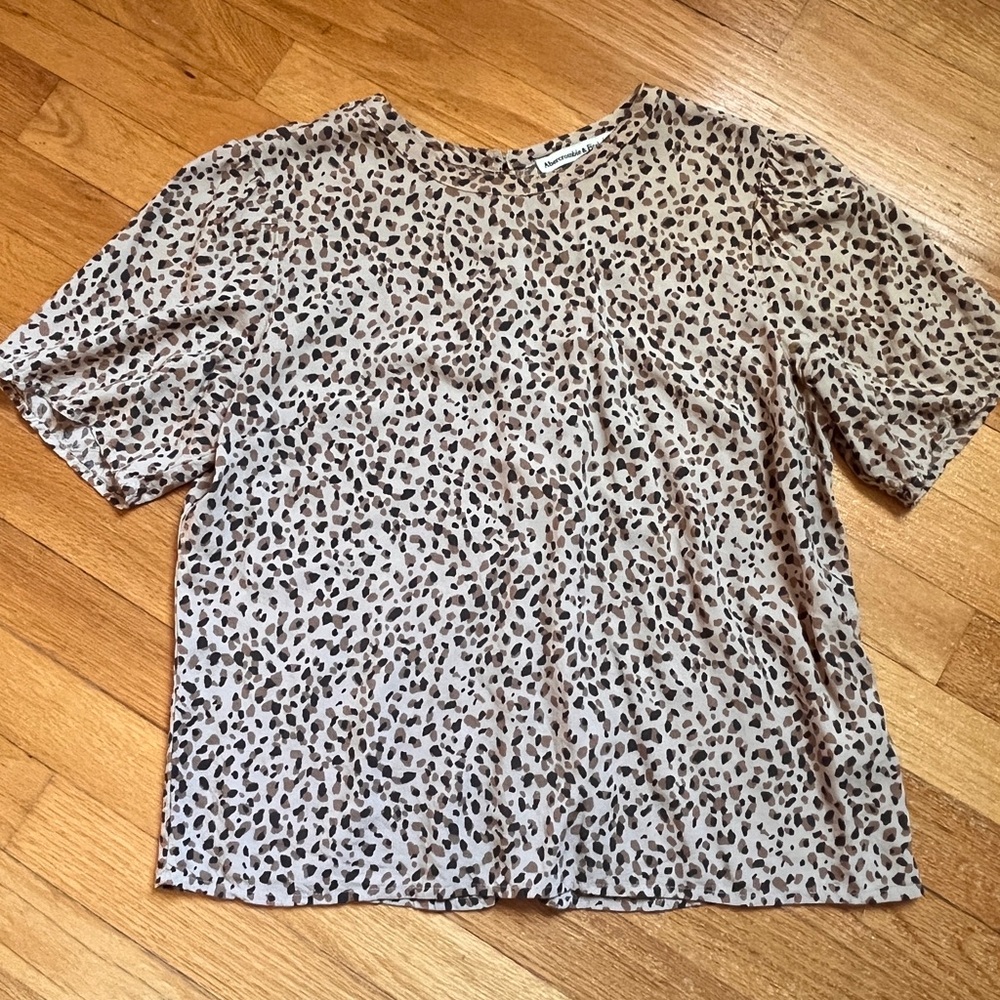 Abercrombie & Fitch Women's Leopard Print Top M button back - Picture 2 of 6